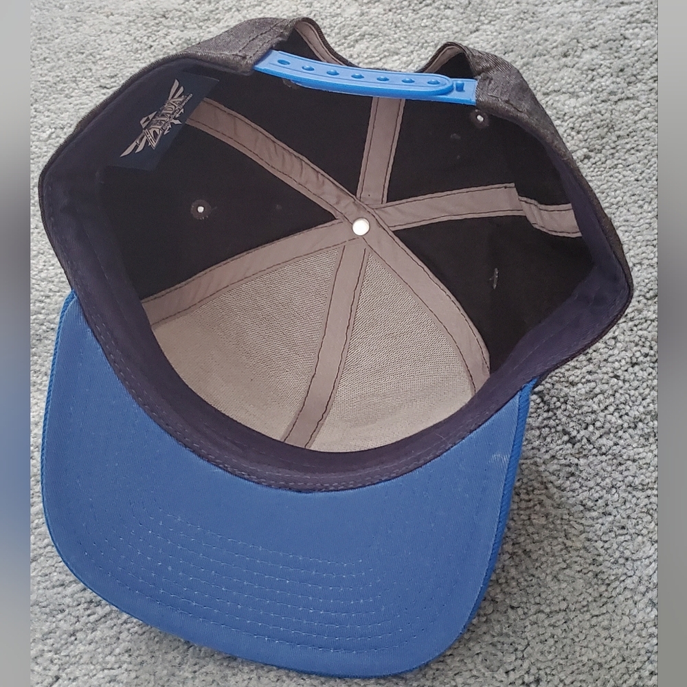 The Legend of Zelda: Skyward Sword | Hylian Crest Gray/Blue Snapback Hat - Picture 3 of 3